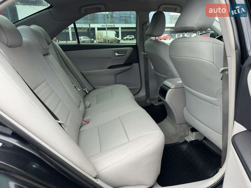 Седан Toyota Camry 2016 в Киеве