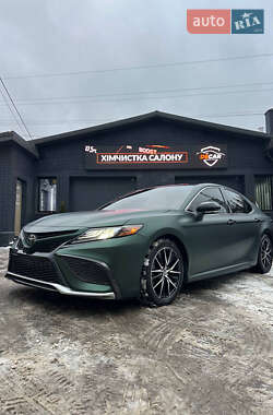 Седан Toyota Camry 2021 в Киеве