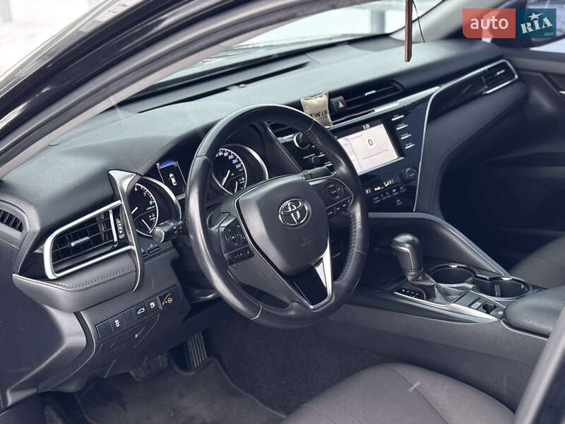 Седан Toyota Camry 2018 в Чернігові