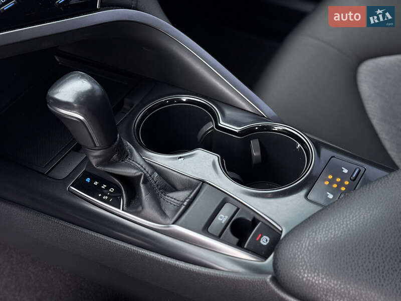 Седан Toyota Camry 2018 в Чернігові