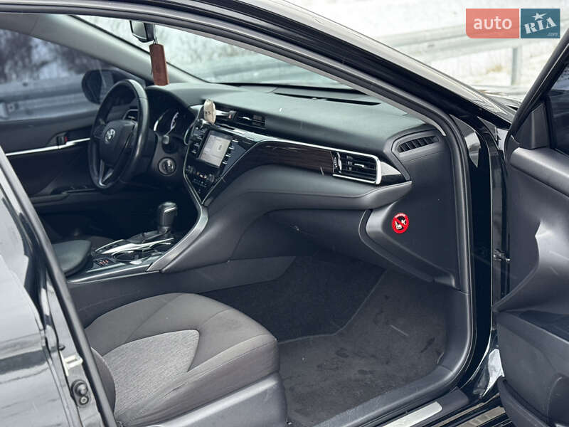 Седан Toyota Camry 2018 в Чернігові