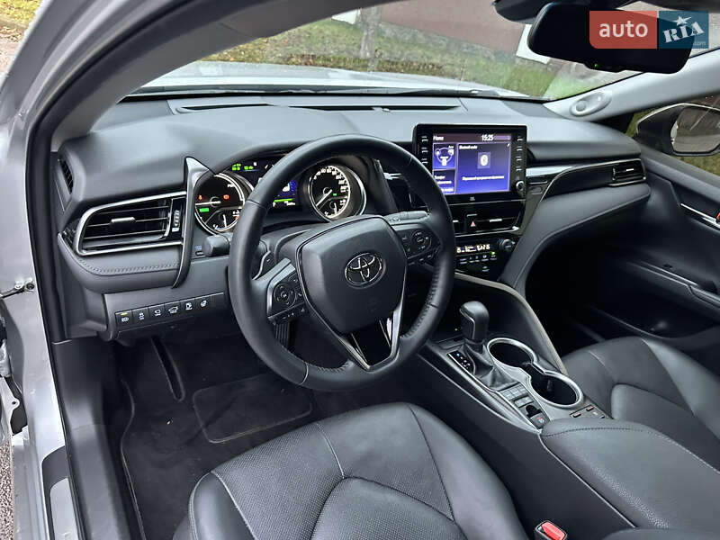 Седан Toyota Camry 2023 в Києві
