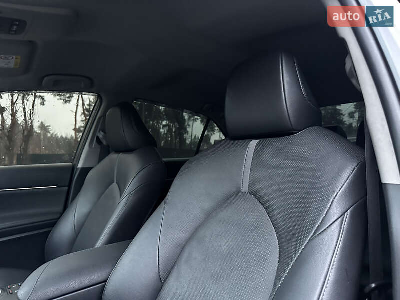 Седан Toyota Camry 2023 в Києві