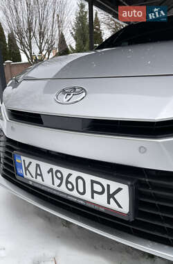 Седан Toyota Camry 2024 в Києві