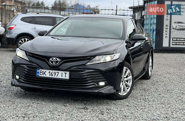 Седан Toyota Camry 2019 в Сарнах