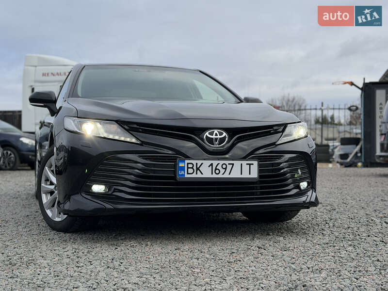 Седан Toyota Camry 2019 в Сарнах