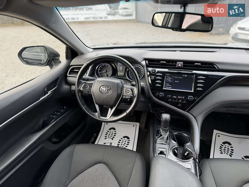 Седан Toyota Camry 2019 в Сарнах