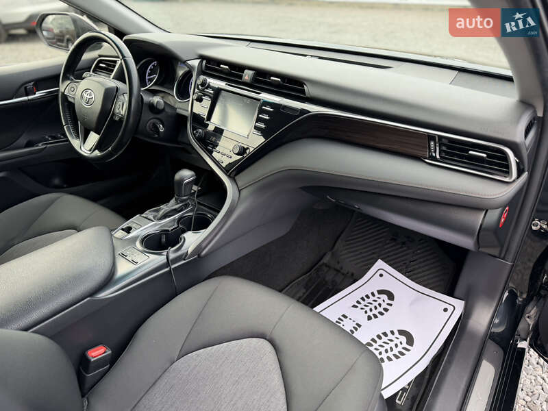 Седан Toyota Camry 2019 в Сарнах