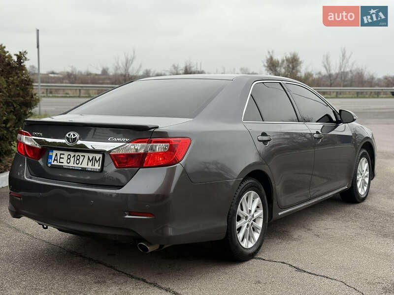 Седан Toyota Camry 2012 в Дніпрі