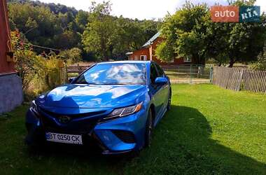 Седан Toyota Camry 2018 в Львові