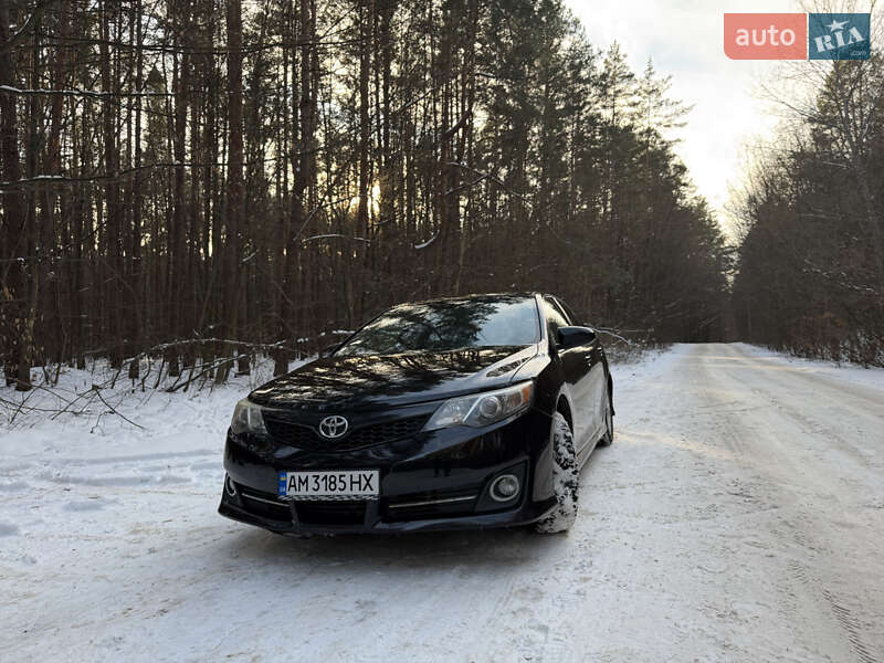 Седан Toyota Camry 2014 в Житомирі