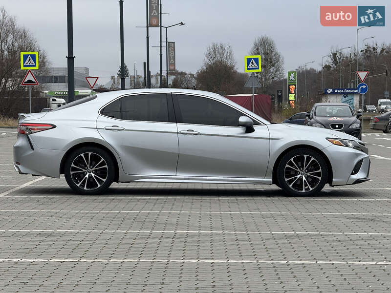 Седан Toyota Camry 2017 в Тернополе