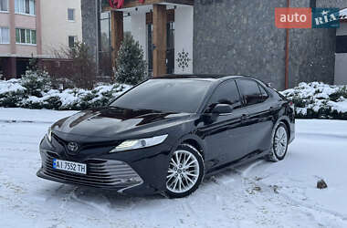 Седан Toyota Camry 2019 в Киеве
