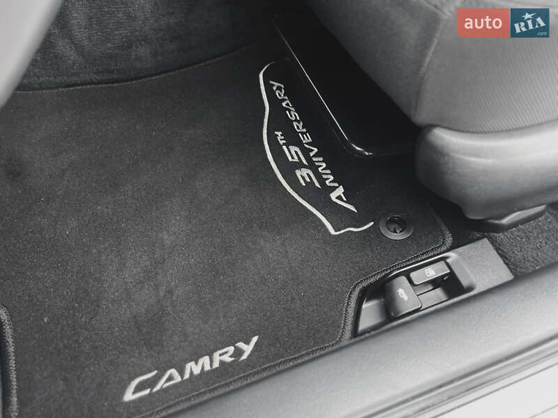 Седан Toyota Camry 2017 в Виннице