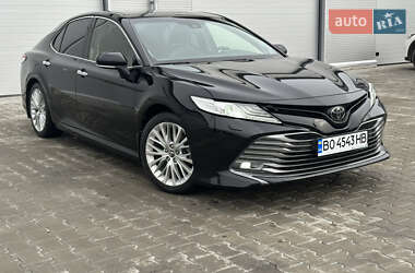 Седан Toyota Camry 2019 в Тернополе