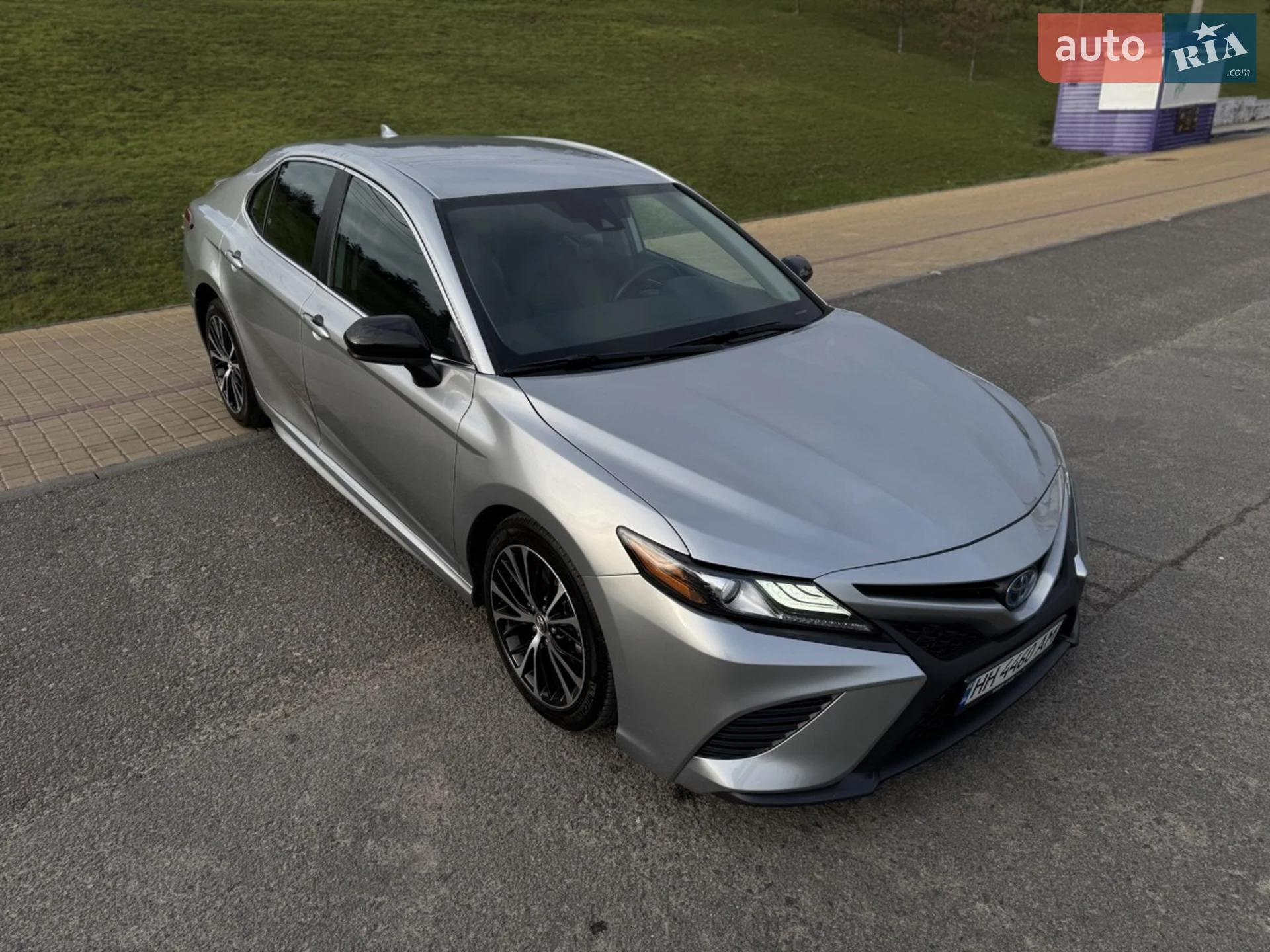 2020 Toyota Camry - мініатюра 2