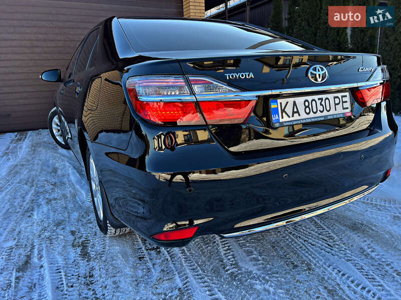 Седан Toyota Camry 2016 в Киеве