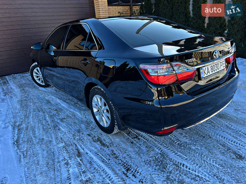 Седан Toyota Camry 2016 в Киеве