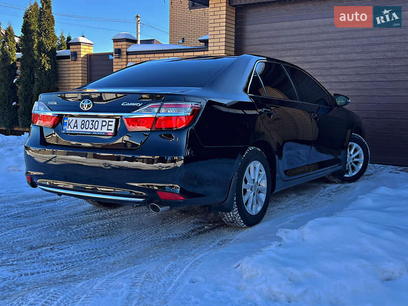 Седан Toyota Camry 2016 в Киеве
