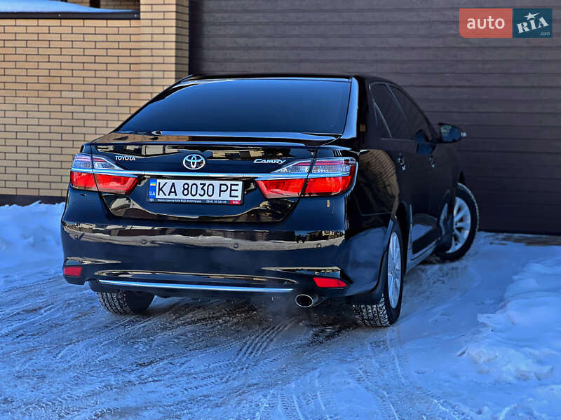 Седан Toyota Camry 2016 в Киеве