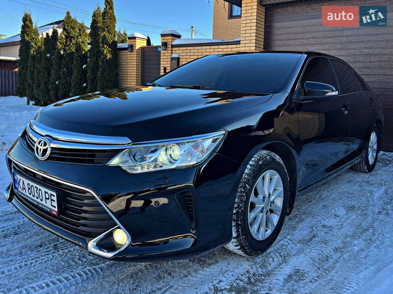 Седан Toyota Camry 2016 в Киеве