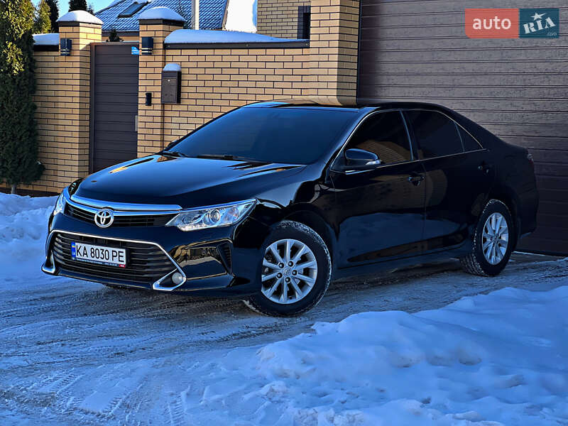 Седан Toyota Camry 2016 в Киеве