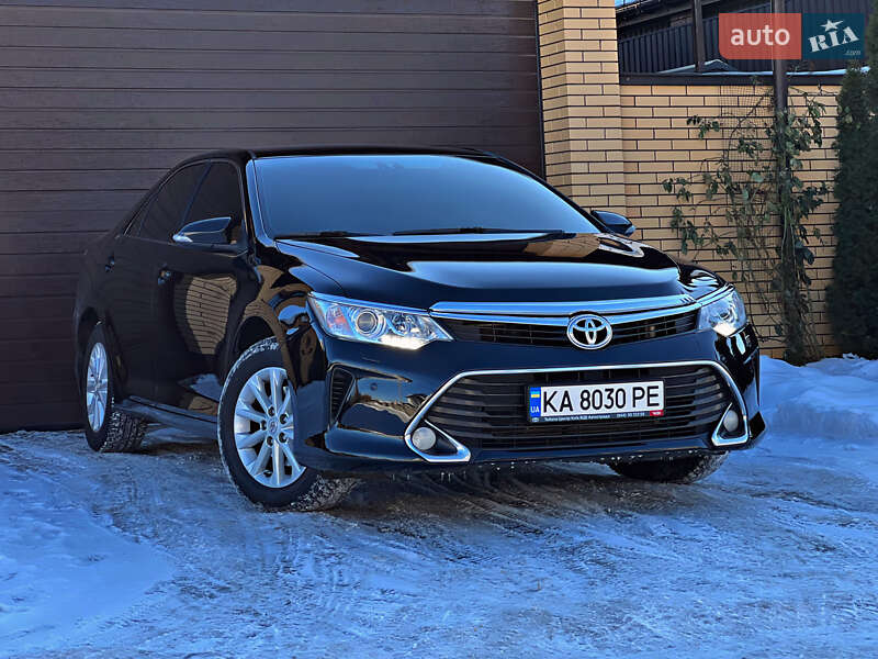 Седан Toyota Camry 2016 в Киеве