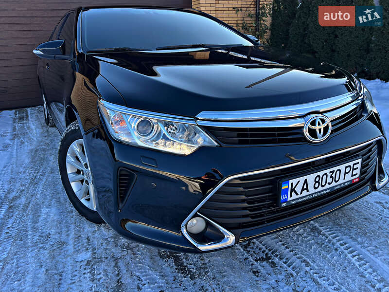 Седан Toyota Camry 2016 в Киеве