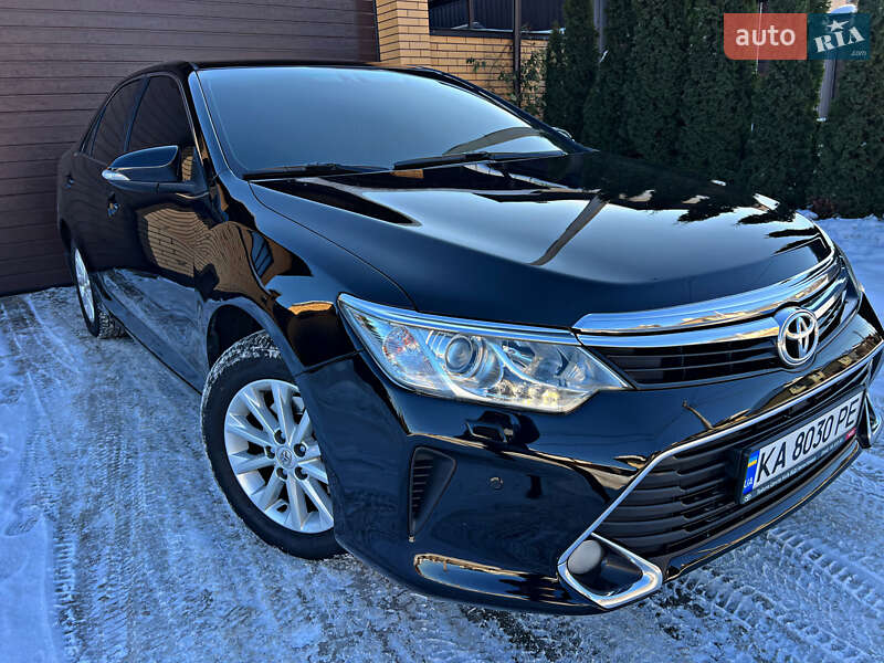 Седан Toyota Camry 2016 в Киеве