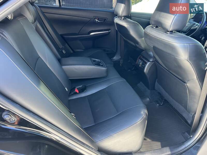 Седан Toyota Camry 2016 в Киеве