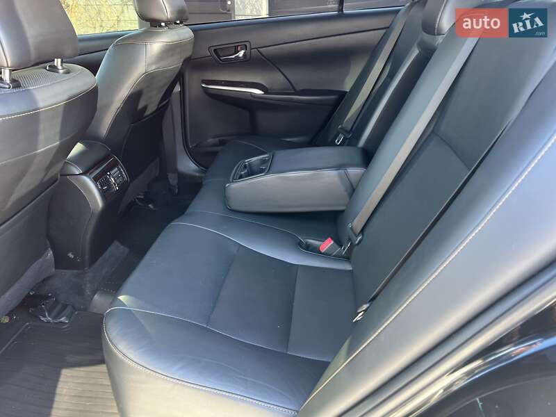 Седан Toyota Camry 2016 в Киеве