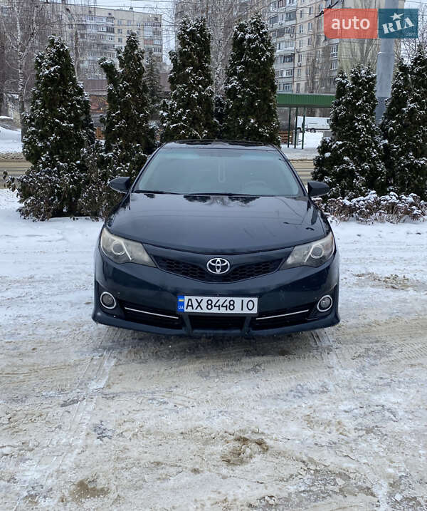 Седан Toyota Camry 2014 в Харькове