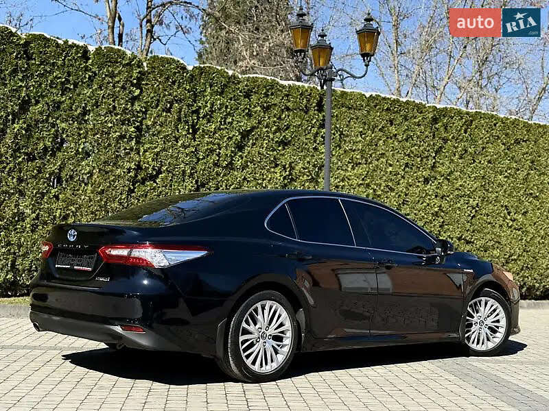 Седан Toyota Camry 2019 в Львове