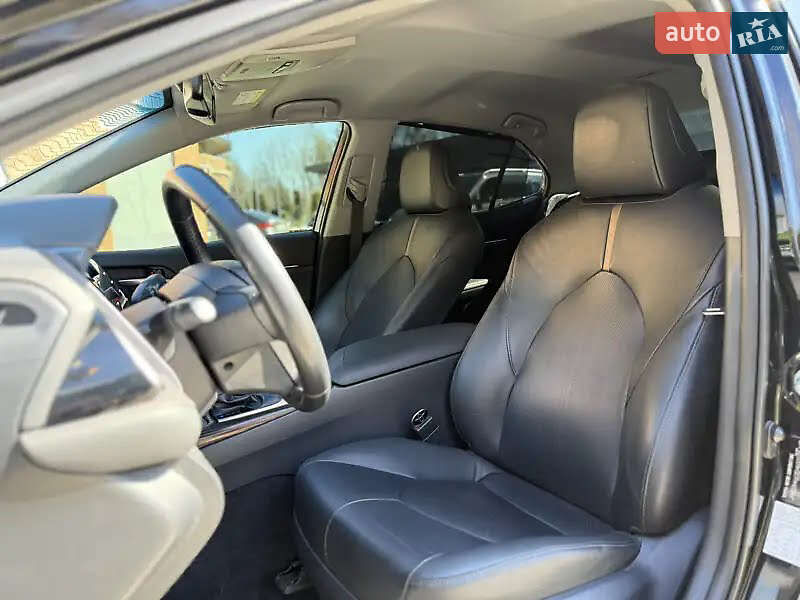 Седан Toyota Camry 2019 в Львове