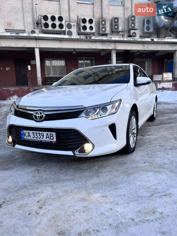 Седан Toyota Camry 2016 в Чернигове