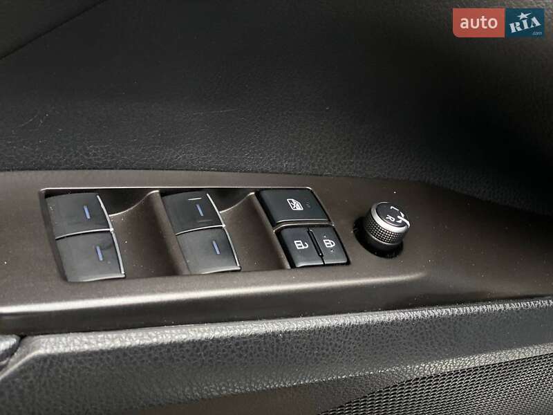 Седан Toyota Camry 2020 в Киеве