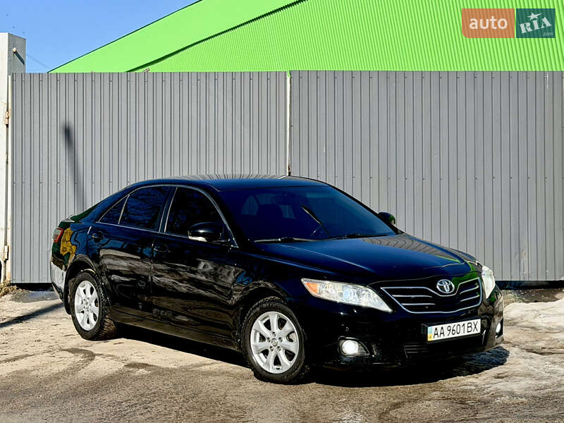 Седан Toyota Camry 2010 в Житомире