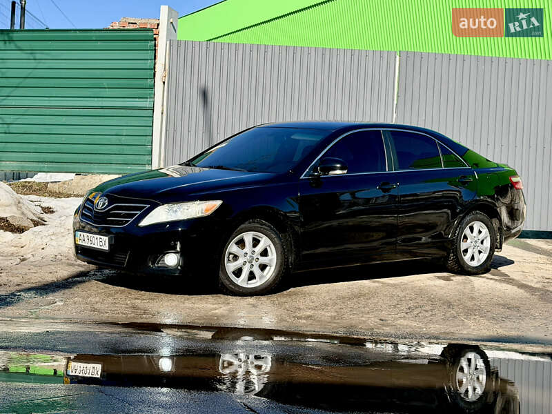 Седан Toyota Camry 2010 в Житомире