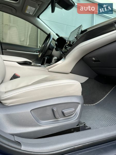 Седан Toyota Camry 2021 в Киеве