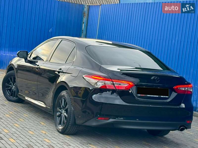 Седан Toyota Camry 2018 в Днепре