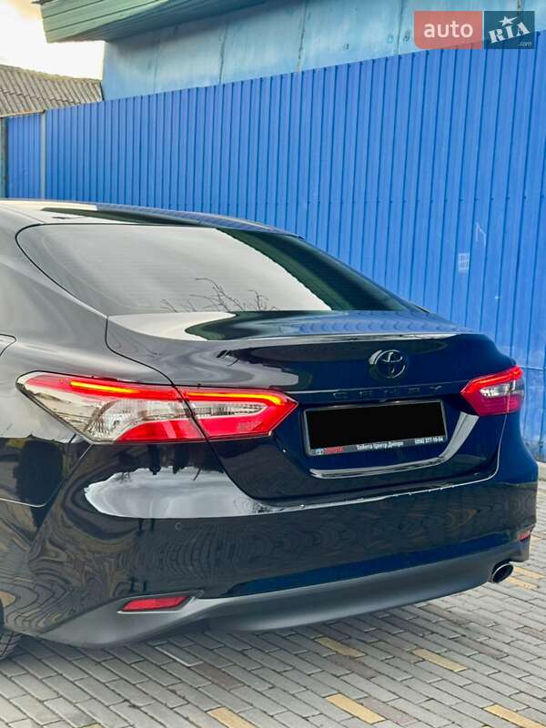 Седан Toyota Camry 2018 в Днепре