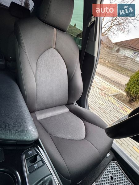 Седан Toyota Camry 2018 в Днепре