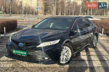 Седан Toyota Camry 2019 в Киеве