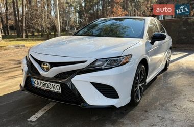Седан Toyota Camry 2019 в Киеве
