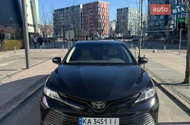 Седан Toyota Camry 2017 в Києві