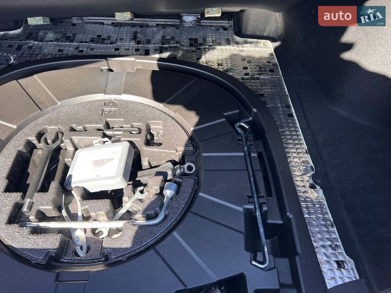 Седан Toyota Camry 2023 в Киеве