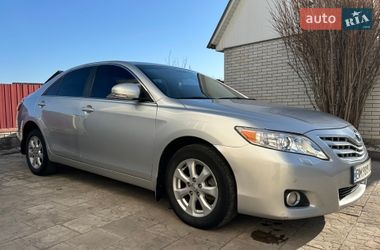 Седан Toyota Camry 2010 в Лебедині