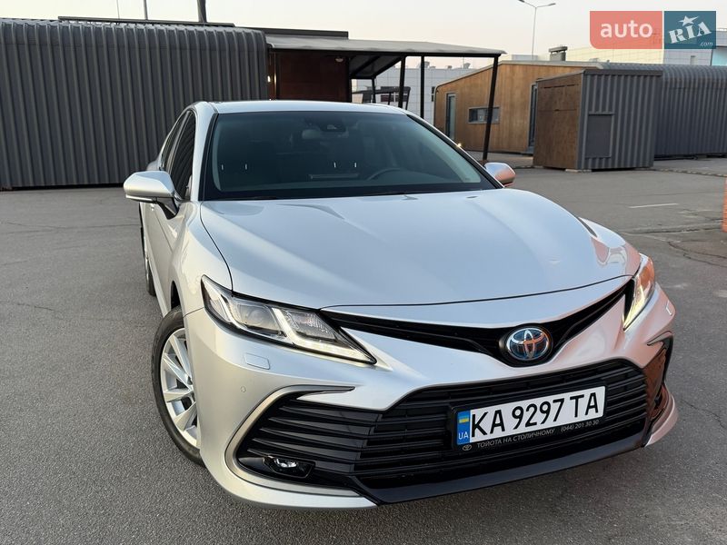Седан Toyota Camry 2023 в Киеве