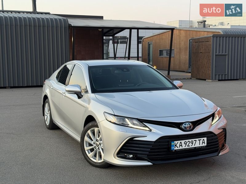 Седан Toyota Camry 2023 в Киеве
