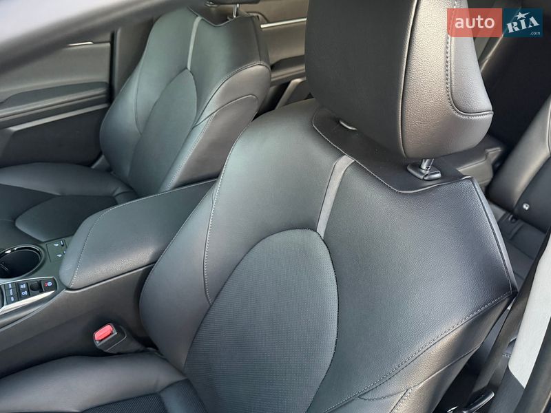 Седан Toyota Camry 2023 в Киеве